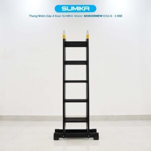 Thang Nhôm Gấp 4 Đoạn Sumika SKM205 NEW là sản phẩm thuộc dòng thang nhôm gấp của thương hiệu Sumika, nổi tiếng với các sản phẩm chất lượng và thiết kế thông minh. Với chiều cao tối đa chữ A là 2.9m và chiều cao tối đa duỗi thẳng chữ I là 5.8m, thang này đáp ứng tốt nhu cầu sử dụng của nhiều gia đình cũng như các công trình xây dựng.