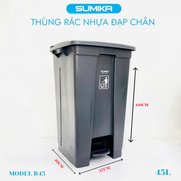 Thùng rác nhựa đạp chân SUMIKA B45 là một lựa chọn lý tưởng cho những không gian rộng lớn như văn phòng, nhà hàng, trường học, bệnh viện hoặc thậm chí là các khu vực công cộng. Với dung tích 45 lít, chiếc thùng rác này có thể chứa một lượng rác đáng kể, giảm thiểu tần suất đổ rác và giữ cho môi trường xung quanh luôn sạch sẽ.