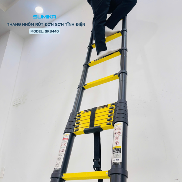 thang nhôm rút đơn Sumika SKS440 là một sản phẩm đáng chú ý trong danh mục thang nhôm, đặc biệt phù hợp cho các công việc gia đình và thương mại. Dưới đây là phân tích chi tiết dựa trên các nguồn thông tin đáng tin cậy, bao gồm hình ảnh sản phẩm và các trang web bán hàng.