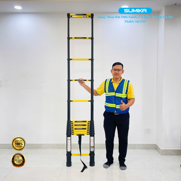 Bạn đã bao giờ rơi vào tình huống cần sửa bóng đèn trên cao, lấy đồ từ kệ trên cùng hay làm gì đó ngoài tầm với, mà lại không có công cụ nào hỗ trợ chưa? Nếu có, chắc chắn bạn sẽ hiểu cảm giác bất lực ấy khó chịu thế nào. Nhưng đừng lo, hôm nay mình sẽ giới thiệu một “người hùng thầm lặng” trong thế giới dụng cụ gia đình – thang nhôm rút gọn Sumika SKS510. Với chiều cao 5.1m, thiết kế thông minh và độ bền đáng kinh ngạc, đây không chỉ là một chiếc thang, mà là giải pháp hoàn hảo cho mọi nhu cầu của bạn. Hãy cùng mình khám phá xem tại sao sản phẩm này lại “hot” đến vậy nhé!