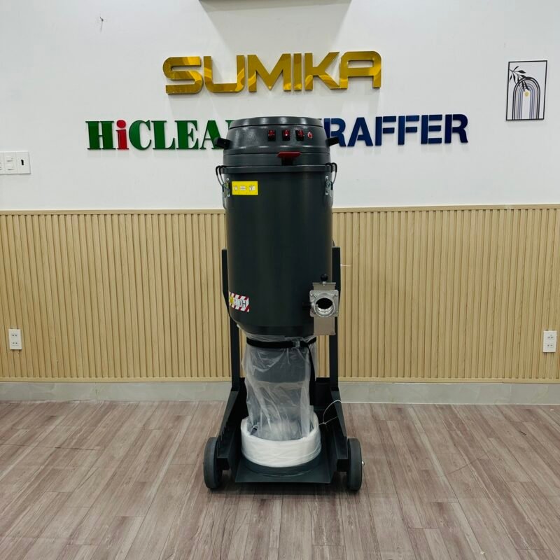 Toàn bộ máy hút bụi chuyên dụng HiClean HC36C, nhấn mạnh vẻ ngoài công nghiệp và bánh xe.